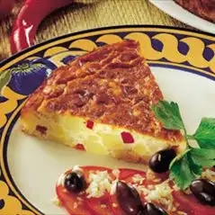 Hartige aardappeltaart met tomatensalade