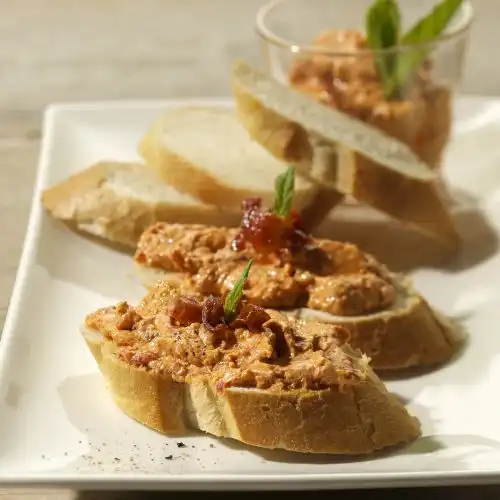 Tapenade van zongedroogde tomaat, paprika en kaas