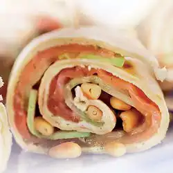 Tip: Frisse wraps met gerookte zalm en komkommer