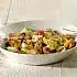 Gebakken mosselen met lente-uitjes op komkommersalade
