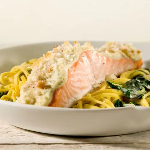 Gegratineerde zalm op een bedje van spaghetti en spinazie