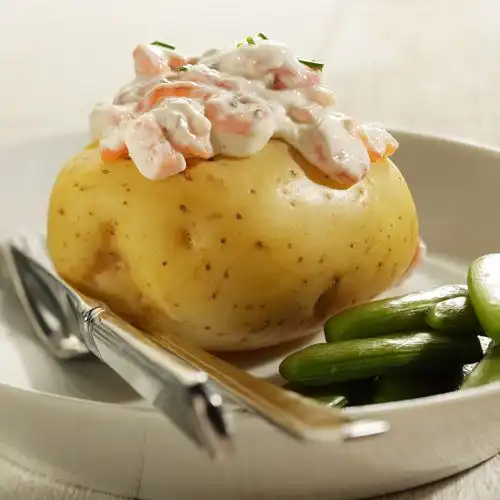 Gepofte aardappelen met garnalen en sugarsnaps