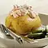 Gepofte aardappelen met garnalen en sugarsnaps