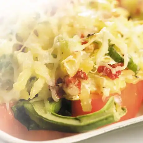 Gevulde paprika met aardappel, tomaat en hazelnoten