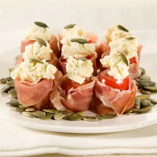 Kerstomaatjes met serranoham en pompoenpitten