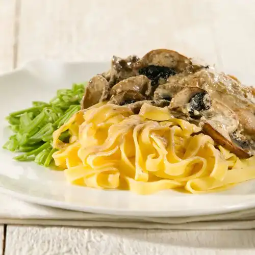 Kipkarbonade met champignons, snijbonen en tagliatelle