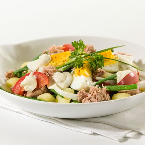 Tonijnsalade met aardappel, sperziebonen, tomaat en ei - recept - okoko  recepten