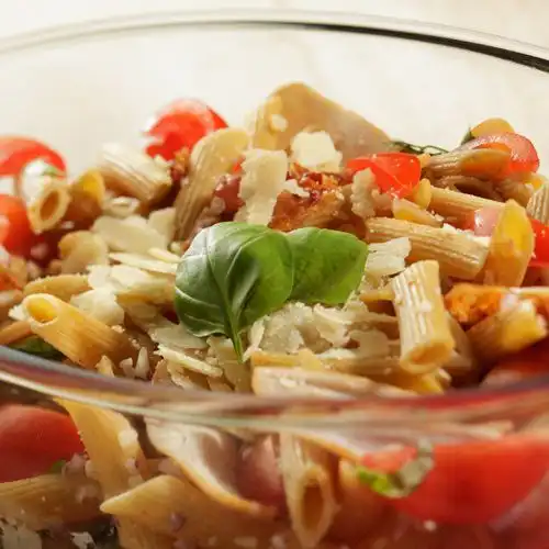 Lauwwarme pastasalade met kerstomaatjes en gerookte kipfilet