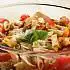 Lauwwarme pastasalade met kerstomaatjes en gerookte kipfilet
