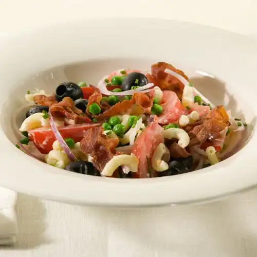 Pastasalade met doperwten en krokant spek