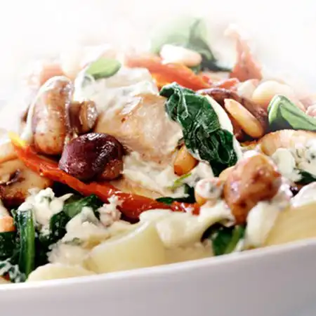 Penne met kip, spinazie en champignons