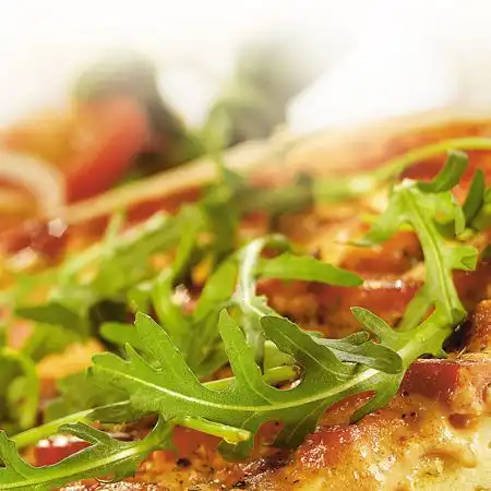 Pizza met ham en mozzarella