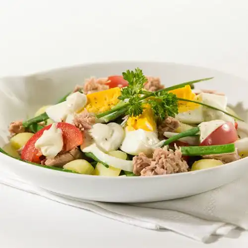 Tonijnsalade met aardappel, sperziebonen, tomaat en ei