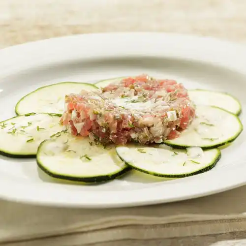 Tonijntartaar op courgette-carpaccio