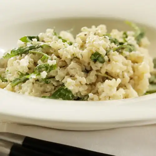 Vegetarische risotto met roomkaas en rucola
