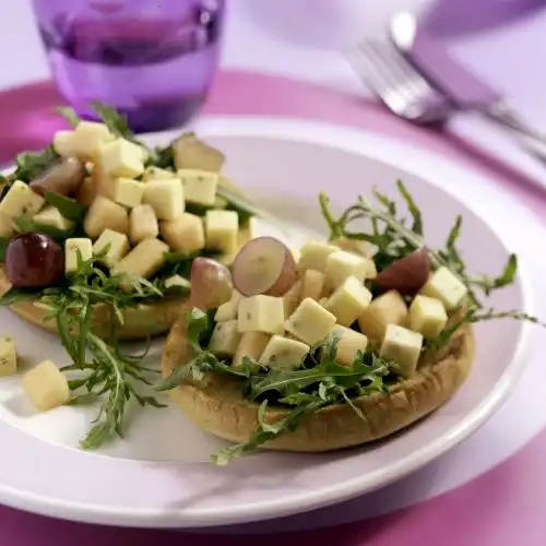 Beschuitbol met kaas-fruitsalade
