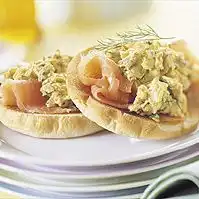 Beschuitbol met roerei en gerookte zalm