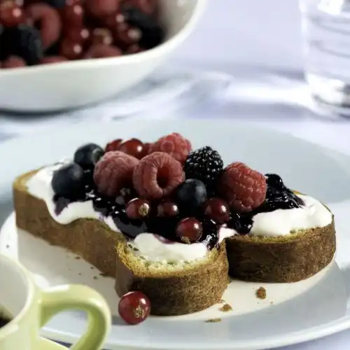 Brioche met zure room en bosvruchten