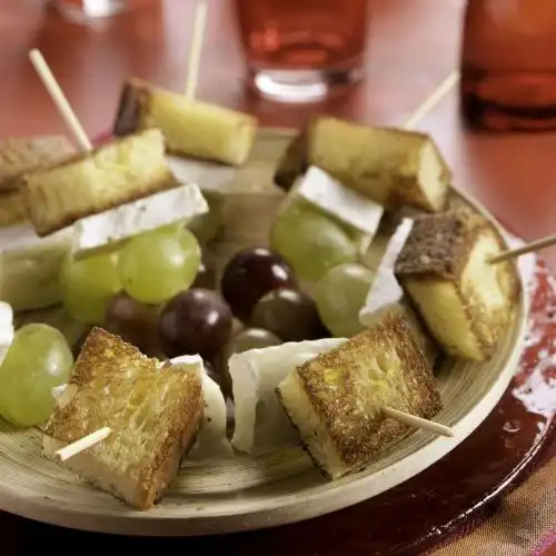 Briochespiesjes met brie en druiven