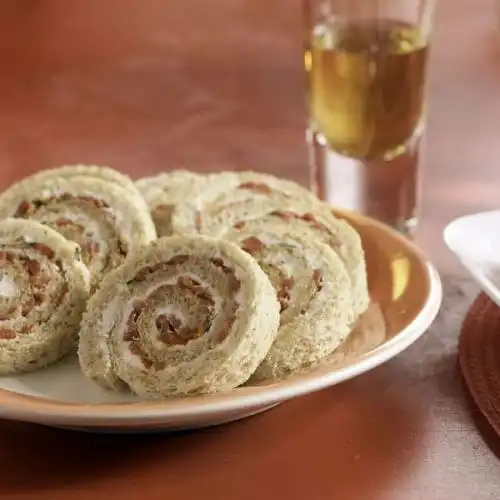Broodrolletjes met geitenkaas en paprika