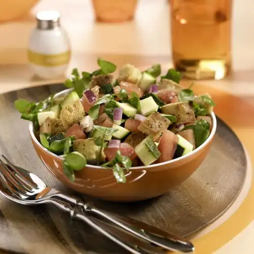 Broodsalade met courgette, tomaat en rucola