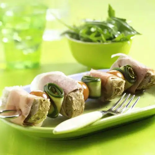 Broodspiesen met ham, courgette en tomaat