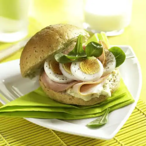 Bruin bolletje met ham en ei