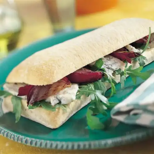 Ciabatta met gorgonzola en rode ui