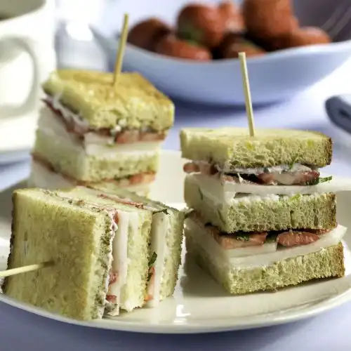Clubsandwich met limoenricotta en aardbeien