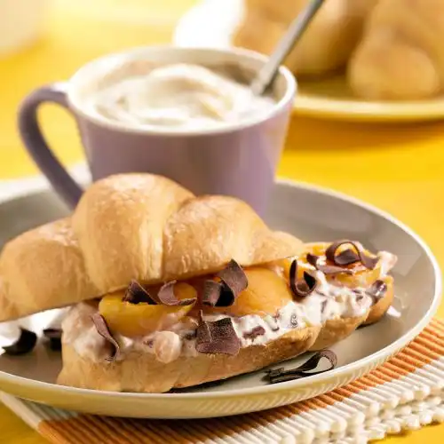 Croissants met abrikoos en chocolade