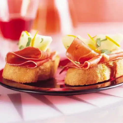 Crostini met rauwe ham en gemarineerde peer