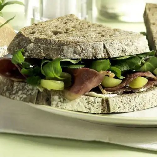 Donkere sandwich met pastrami
