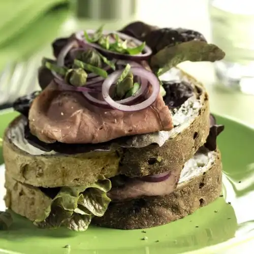Dubbeldekker van notenbrood met rosbief