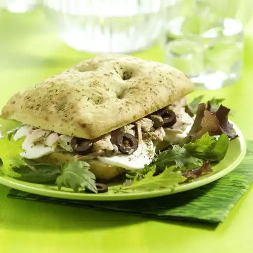 Focaccia met tonijn, mozzarella en kappertjes