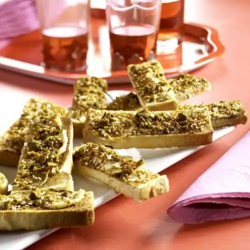 Hartige soldaatjes met sesamzaadjes en pistachenootjes