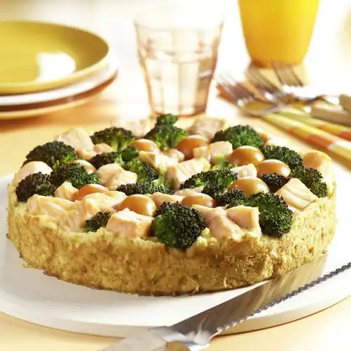 Hartige taart met zalm en broccoli (broodtaart)