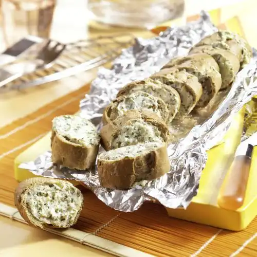 Knoflookbrood op de barbecue