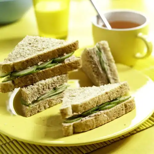 Komkommer-sandwich met kalfsleverworst