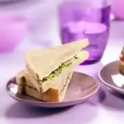 Tip: Komkommer-sandwich met verse kruidenkaas