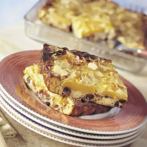 Krentenbrood met rum en perzik uit de oven
