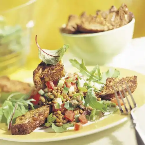 Linzensalade met notenbrood-croutons