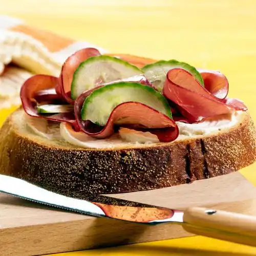 Maïsbrood met roomkaas en rookvlees