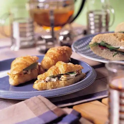 Mini croissant met gegrilde kip en pijnboompitten