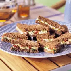 Tip: Mini-sandwiches van volkorenbrood met eiersalade
