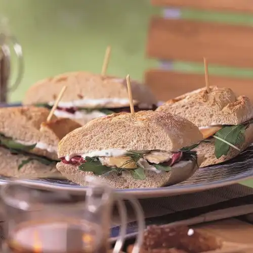 Mini stokbrood-sandwiches met gerookte forel