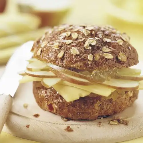 Mueslibol met kaas en appel