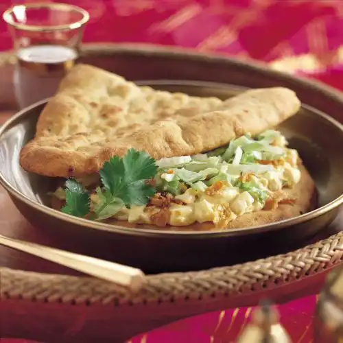 Naanbrood met ei en currysaus