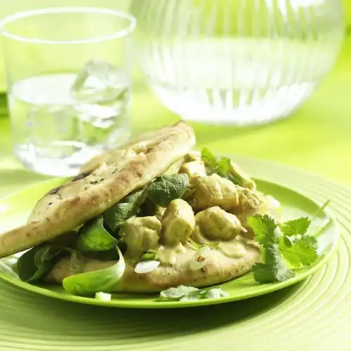 Naanbrood sandwich met kip