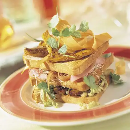 Oosterse clubsandwich met kip