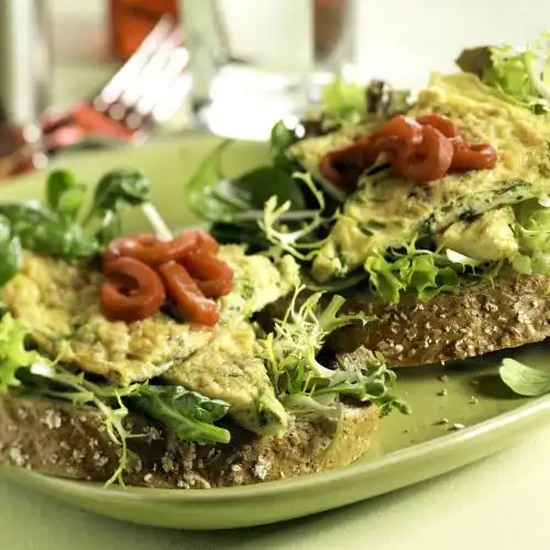 Open meergranen sandwich met kruidenomelet